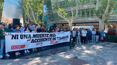Los sindicatos se han concentrado en el Monumento a la Constituci&oacute;n de Zaragoza.