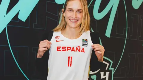 Leo Fiebich luc&iacute;a con la camiseta de Vega Gimeno en Nueva York. Foto: @NYliberty