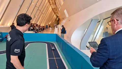 Coches aut&oacute;nomos mediante inteligencia artificial: Competici&oacute;n AWS Deep Racer en Arag&oacute;n