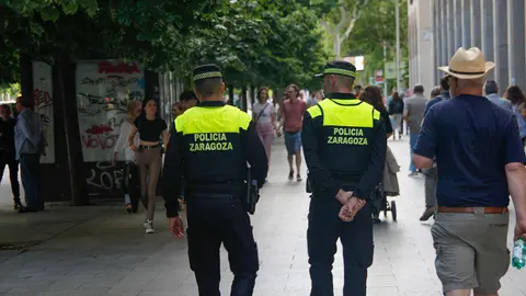 Dos agentes de polic&iacute;a en paseo Independencia, Zaragoza. Imagen de archivo.