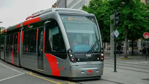 El accidente con el tranv&iacute;a ha sucedido pasadas las 14.00 horas en la parada del Romareda