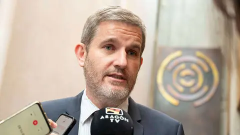 Urquizu pide la dimisi&oacute;n de P&eacute;rez Forni&eacute;s.