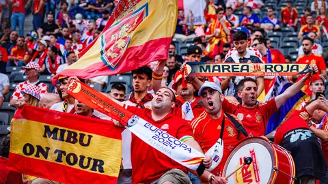 Un aficionado ondea la bandera de Espa&ntilde;a con el escudo del Real Zaragoza. Foto: Selecci&oacute;n Espa&ntilde;ola