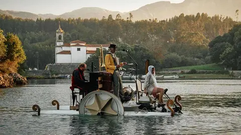 El piano flotante inicia en Huesca su gira de conciertos sobre el agua a ritmo de jazz