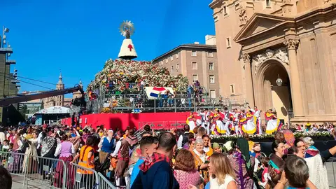 La Ofrenda de Flores de 2025 bate r&eacute;cord de participaci&oacute;n un a&ntilde;o m&aacute;s.