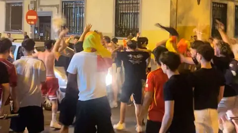 Los j&oacute;venes celebraron la victoria de Espa&ntilde;a en Zaragoza.