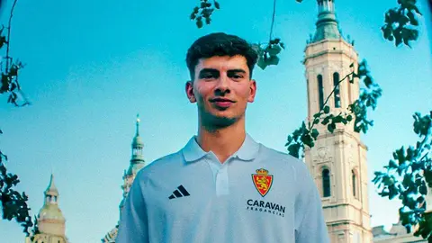 Gori Gracia posa como nuevo jugador del Real Zaragoza. Foto: Real Zaragoza