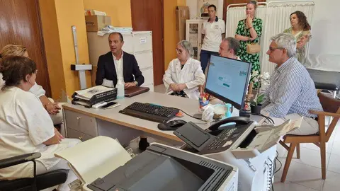 Bancalero  en la reuni&oacute;n celebrada en el consultorio de Gurrea de G&aacute;llego, con profesionales del centro y la alcaldesa, Ana Irigoyen. Foto: Gobierno de Arag&oacute;n