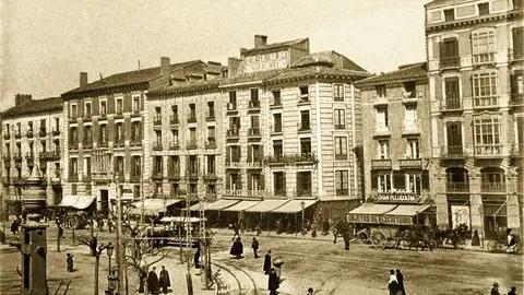 La plaza de la Constituci&oacute;n, hoy de Espa&ntilde;a, rodeada de comercios locales dando vida al centro de la ciudad. 1903. Colecci&oacute;n Jos&eacute; Luis Cintora para Anteayer Fotogr&aacute;fico Zaragozano