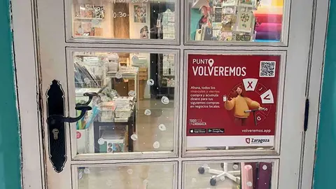 Un cartel de Volveremos en una tienda.