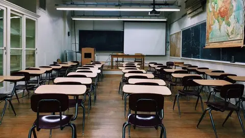 Sal&oacute;n de clases vac&iacute;o.