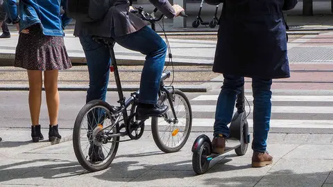 La Ordenanza de Movilidad Urbana especifica el uso del casco en los conductores de patinetes de cualquier edad