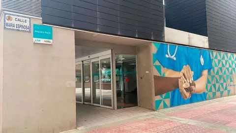 Exterior del centro de salud Amparo Poch