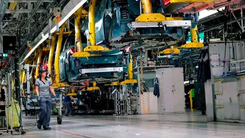 Trabajo en una factor&iacute;a dedicada a la automoci&oacute;n.