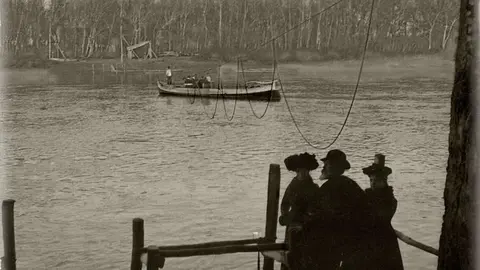 Un caballero, acompa&ntilde;ado de dos damas, espera el embarque en la barca del Tio Toni. Ca 1900. Colecci&oacute;n de M. Pilar Bernad Arilla