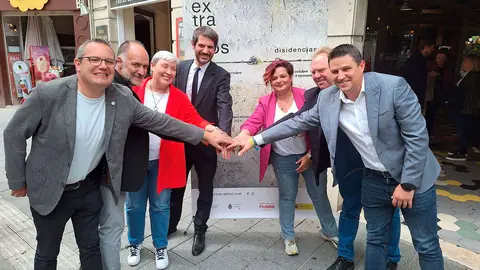El ministro junto a los representantes de Almud&eacute;var y Ayerbe. Foto: Delegaci&oacute;n del Gobierno en Arag&oacute;n