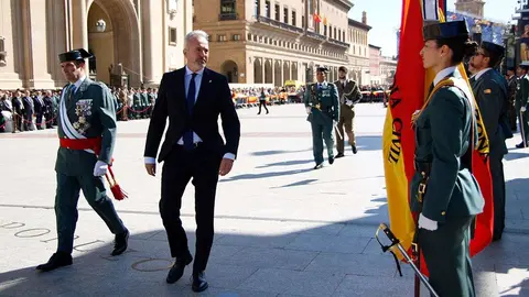 El presidente de Arag&oacute;n, Jorge Azc&oacute;n, pasando revista a las tropas de la Guardia Civil
