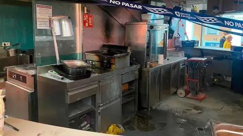 As&iacute; ha quedado la cocina del establecimiento del Mercado Central de Zaragoza tras incendiarse la freidora