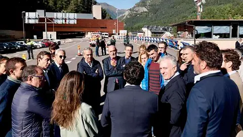 politicos-empresarios-reunion-somport