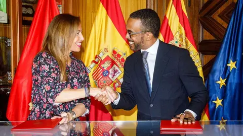 La alcaldesa de Zaragoza, Natalia Chueca, tras firmar el acuerdo con el vicepresidente de Google Cris Turner