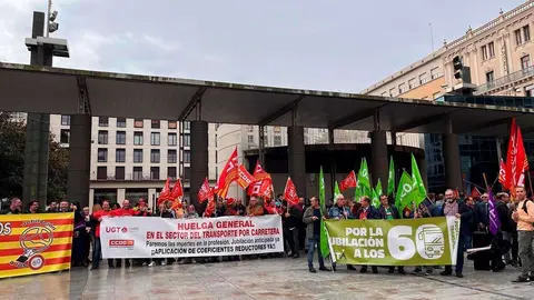 Manifestaci&oacute;n sindical en la plaza del Pilar con motivo de la huelga del transporte de viajeros. Foto: Eduard Peralta