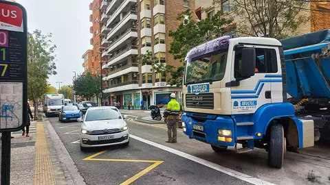 camion-avenida-catalu&ntilde;a-atasco-bus-urbano-1
