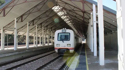 Un tren a su llegada a la estaci&oacute;n de Canfranc. Foto: Archivo