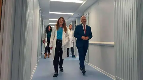 El director general de Salud Mental, Manuel Corbera, y la directora de Enfermer&iacute;a del Hospital Cl&iacute;nico, Ana Pelleja. | Gobierno de Arag&oacute;n