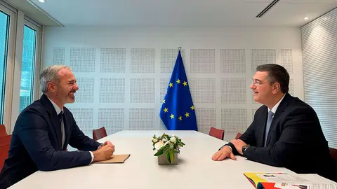 Reuni&oacute;n entre Azc&oacute;n y Tzitzikostas. Foto: DGA