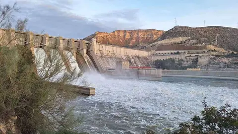 Embalse de Mequinenza durante la crecida controlada. Foto: CHE