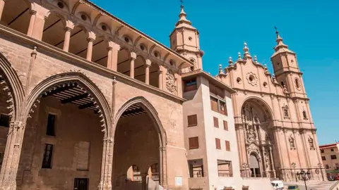 Imagen de archivo. La lonja y la excolegiata en la plaza de Espa&ntilde;a de Alca&ntilde;iz.