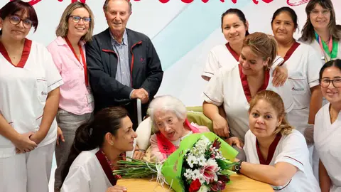 El pasado septiembre, cuando Piedad cumpli&oacute; los 113 a&ntilde;os, las trabajadoras de la residencia decidieron celebrar una fiesta de cumplea&ntilde;os. Foto: Fundaci&oacute;n Federico Ozanam