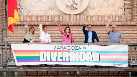 La bandera del orgullo LGTBI colgada en el balc&oacute;n principal del Ayuntamiento de Zaragoza el pasado 28 de junio
