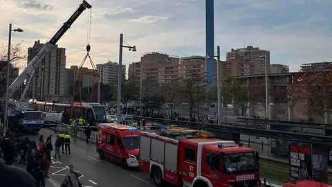 Una gr&uacute;a se encuentra en el lugar del atropello para proceder a levantar el tranv&iacute;a y rescatar el cuerpo de la menor