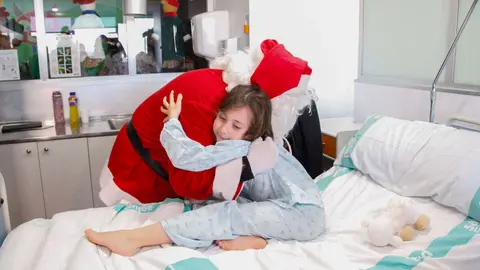 Sin poder dejar de abrazar a Pap&aacute; No&eacute;l y mir&aacute;ndole con mucha admiraci&oacute;n, Daniela ha sido la primera en recibir la visita. Foto: Pilar &Aacute;lvarez