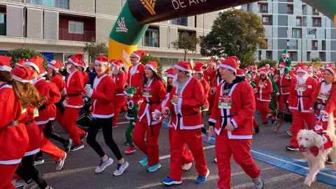 Imagen de archivo de la primera carrera solidaria en Zaragoza de Pap&aacute; Noel que reuni&oacute; a m&aacute;s de 3.000 participantes