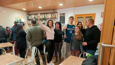 La due&ntilde;a del Bar Sala de Carenas (Zaragoza) ha venido desde Madrid para celebrar El Gordo de la Loter&iacute;a con los vecinos