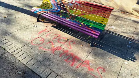 As&iacute; ha qued&oacute; el banco pintado con los colores de la bandera LGTBIQ+ en las inmediaciones de Fuente Tor&aacute;n