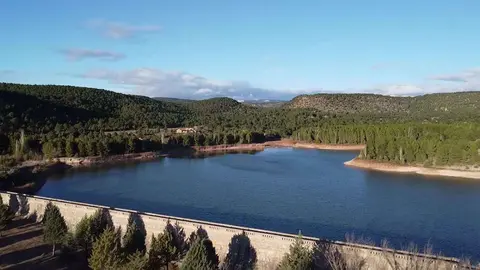 Los r&iacute;os trucheros y embalses ofrecen experiencias &uacute;nicas para pescadores de Espa&ntilde;a y pa&iacute;ses europeos.