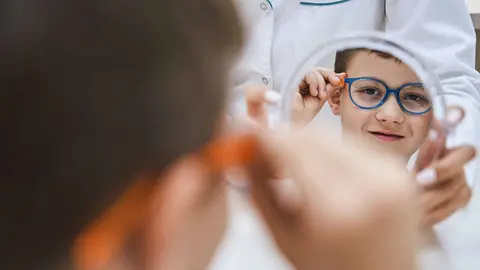 ni&ntilde;o-con-gafas