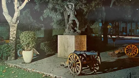 La escultura de Federico Amutio se present&oacute; en yeso en 1892 sin relaci&oacute;n con los Sitios de Zaragoza. Hasta 1963 no se fundir&iacute;a en bronce para ocupar un espacio en la glorieta de Sasera. Junto a esta, las r&eacute;plicas de dos ca&ntilde;ones realizados ese a&ntilde;o y que entonces apuntaban err&oacute;neamente a la ciudad, hecho que se corrigi&oacute; posteriormente. Postal Kolor-Zerkowitz. 1968. Colecci&oacute;n Luisa Olga Sanjuan para Anteayer Fotogr&aacute;fico Zaragozano