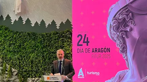 El presidente Azc&oacute;n, este viernes, durante el d&iacute;a de Arag&oacute;n en Fitur. Foto: Cristina Morte