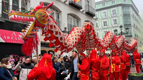 El desfile contar&aacute; con la popular y legendaria figura del drag&oacute;n marioneta gigante.