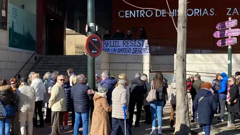 Los vecinos se concentran en las escaleras del Centro de Historias