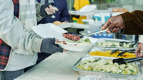 Reparto de comidas en el centro de d&iacute;a. Foto: Fundaci&oacute;n San Blas