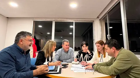 El equipo de Gobierno, trabajando en los Presupuestos. Foto: Ayto Alca&ntilde;iz
