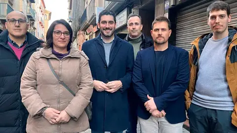 Alejandro Nolasco, portavoz de Vox, junto al edil caspolino voxista Germ&aacute;n Sanz y otros compa&ntilde;eros este martes en Caspe. Foto: Vox Arag&oacute;n
