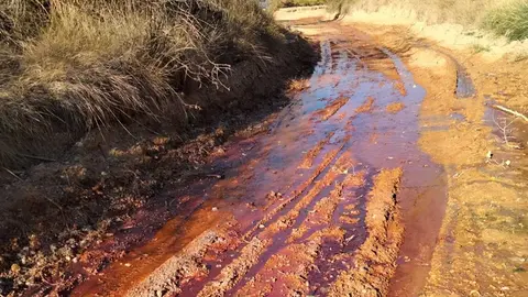 Los vecinos de la pedan&iacute;a de Concud denuncian filtraciones de agua salina y con materia org&aacute;nica as&iacute; como olores nauseabundos. Foto: F.B.