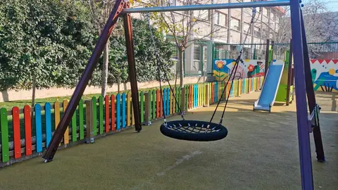Entre los elementos instalados, destacan un tobog&aacute;n con torre y dos juegos de muelles, as&iacute; como un columpio nido
