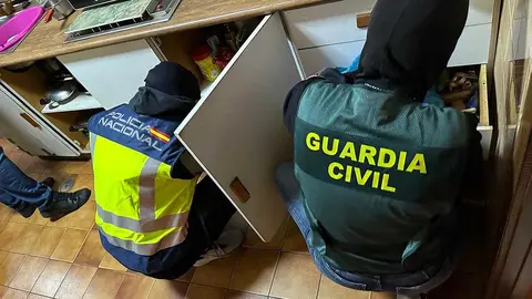Uno de los registros se ha producido en Zaragoza, en el domicilio de la mujer del Guardia Civil detenido en Ceuta.